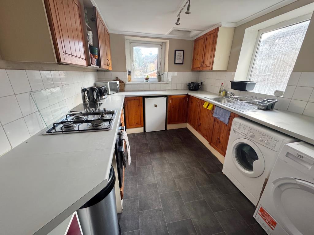 Lot: 11 - FREEHOLD BLOCK OF TWO TWO-BEDROOM GARDEN FLATS - 22a - kitchen